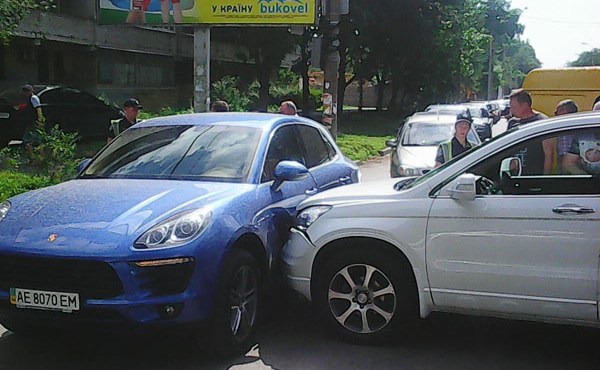 Очередная авария в центре Днепра при неработающем светофоре