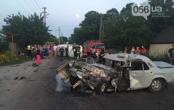 ДТП: на ул. Передовой произошло лобовое столкновение микроавтобуса и «Волги»