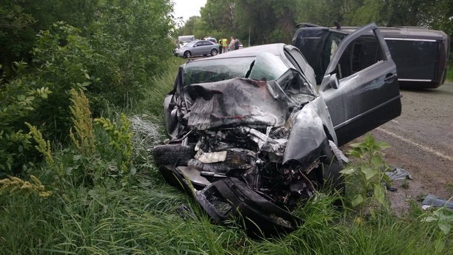 На Никопольской трассе внедорожник столкнулся со Skoda: джип перевернулся, от Skoda ничего не осталось