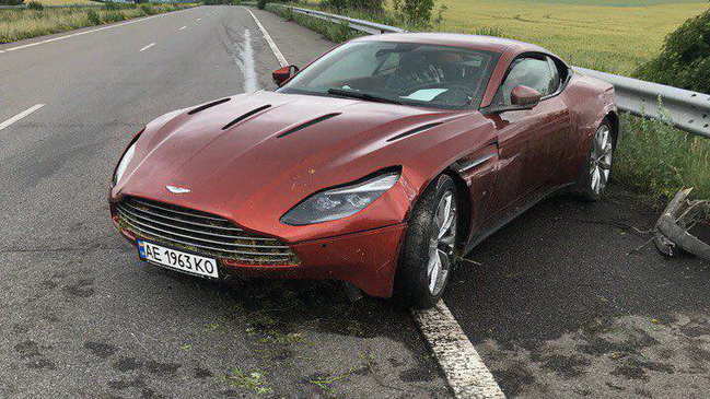           Aston Martin DB11  7     