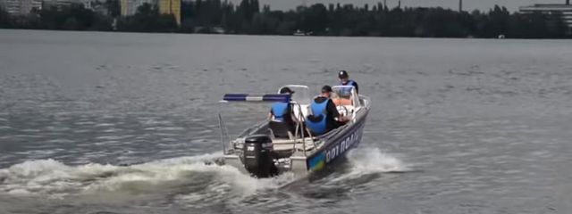 В Днепре спасатели достали из водоема тело утонувшего мужчины