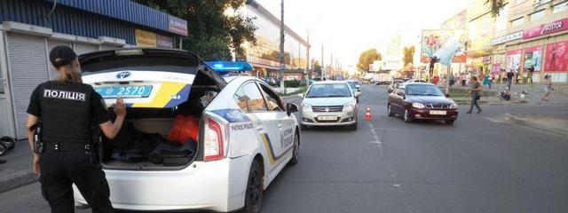 На Калиновой возле Varus Geely сбил мужчину на пешеходном переходе: пострадавшего спасали добровольцы