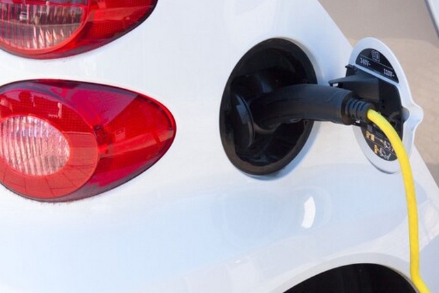  :    Tesla  Nissan Leaf