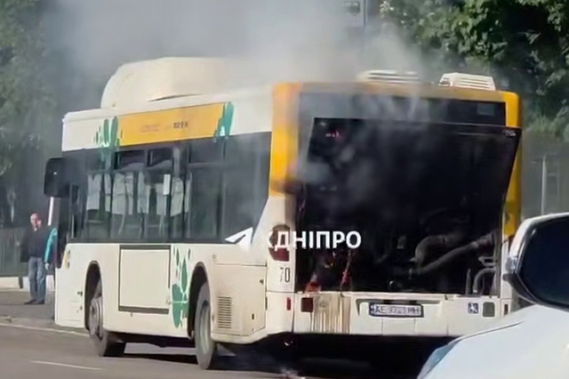 В Днепре на Богдана Хмельницкого вспыхнул автобус