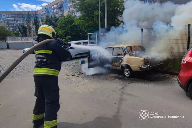 У Дніпрі надзвичайники ліквідували займання легкового автомобіля на вулиці Гідропарковій