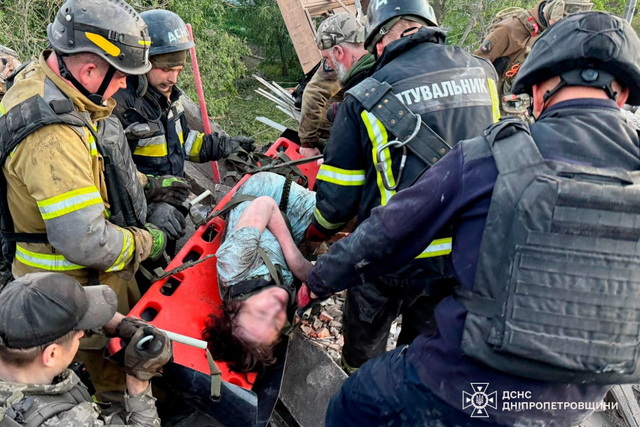 Под завалами разрушенного дома в Днепре, вероятно, находятся люди
