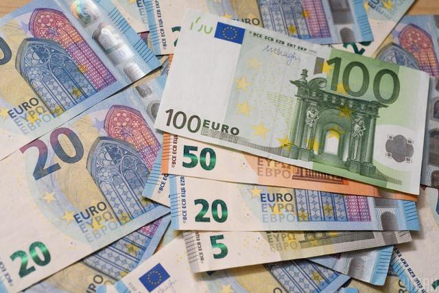Українці масово кинулися скуповувати євро: аналітик озвучив причини