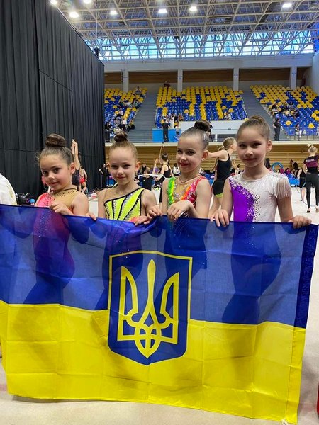 Гімнастки з Кам'янського на міжнародному турнірі у Румуії. Facebook/Комунальний заклад Спортсменки из Днепропетровщины завоевали пять медалей на международном турнире по художественной гимнастике в Румынии