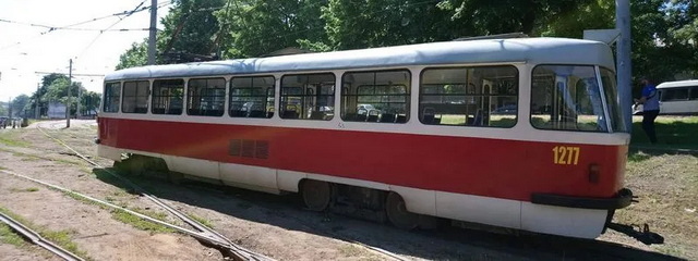 За крок до трагедії: у Дніпрі дощі підмили трамвайні колії на крутому узвозі