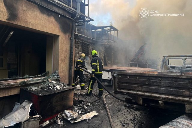 У Кам'янському вогнеборці ліквідували масштабну пожежу у складській будівлі