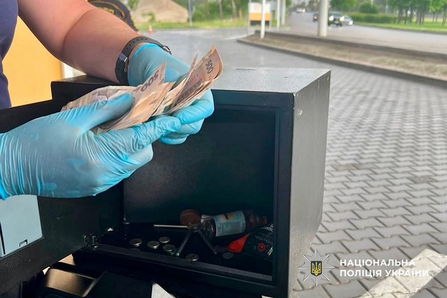 Викрали сейф з грошима та намагалися втекти: оперативники Дніпра викрили та затримали групу зловмисників