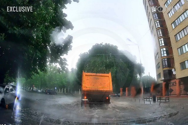 Дерева падають на автівки й дороги, місто накрила стіна дощу та граду, а вулиці перетворились на річки: наслідки негоди в Дніпрі