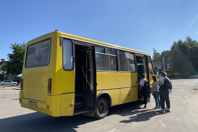 Жителі Дніпра скаржаться на маршрутчика, який їде мимо зупинки, бачачи там пенсіонерів