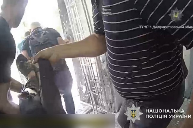 Вывезти раненых и помочь уцелевшим: группа оперативного реагирования никопольской полиции помогает горожанам во время вражеских налетов