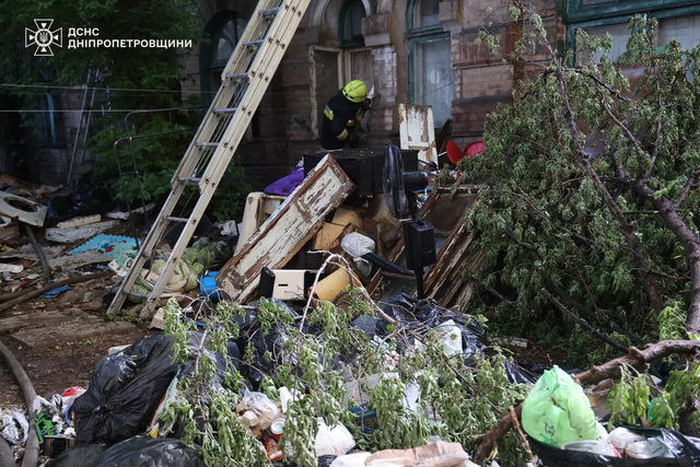 В центре Днепра пожарные ликвидировали пожар в заброшенном здании