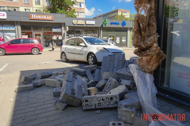 У Дніпрі в провулку Вільному Renault вʼїхав у магазин косметики