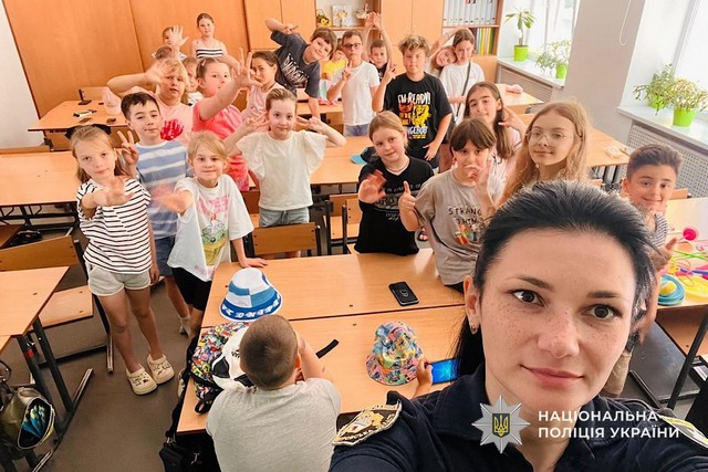Ювенальні поліцейські Дніпра навчають дітей безпеці влітку