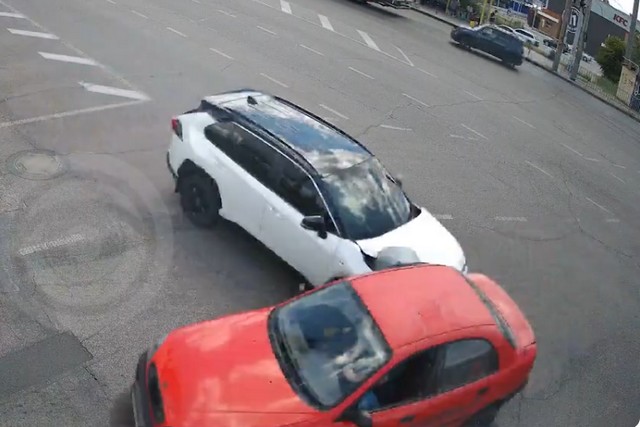 У Дніпрі на Запорізькому шосе водій Toyota поїхав на «червоний» та влетів у Daewoo: момент ДТП