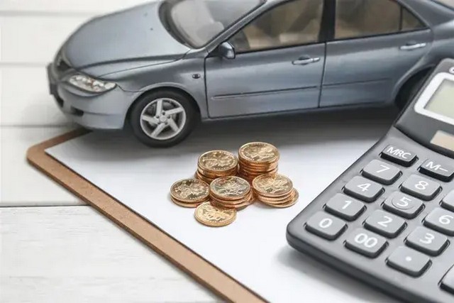 В Украине поступления от налога на элитные автомобили выросли почти наполовину