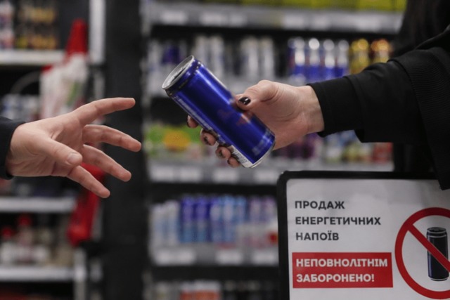 Для продавцов, родителей и даже детей: в Украине хотят ввести штрафы за энергетики