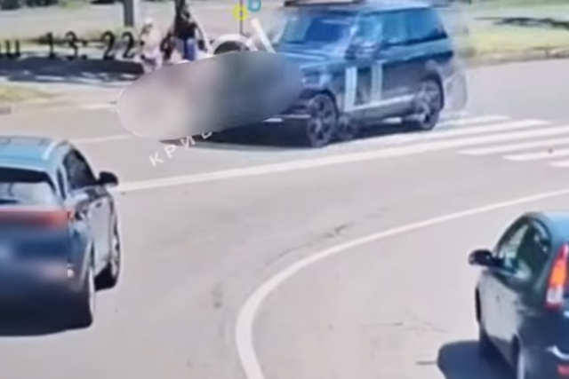 Не уступил дорогу пешеходам: патрульные разыскали водителя Land Rover (видео момента)