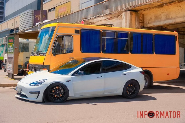 В Днепре возле «Мост-Сити» Tesla уходил от столкновения с Lada и въехал в маршрутку: видео момента