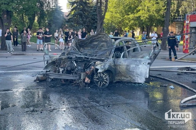 В Кривом Роге уличная гонка закончилась масштабной автотростью с пожаром: за рулем Volkswagen мог быть 20-летний мажор