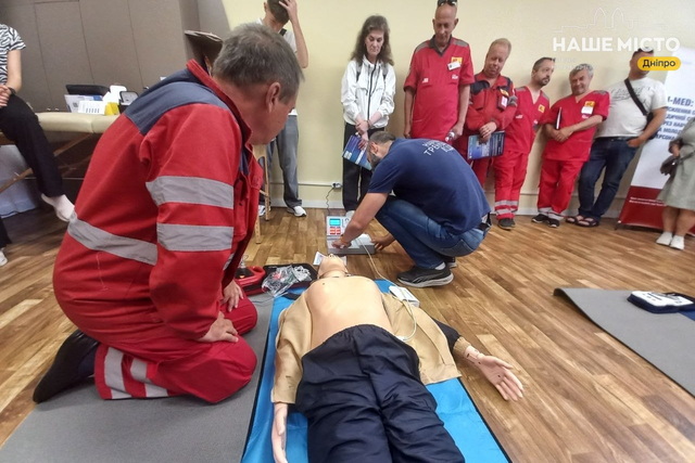 У Дніпрі у людних місцях з’явились дефібрилятори