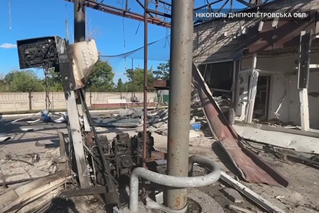 Самотужки виповзала з-під завалів. У якому стані поранена касирка АЗС з Нікополя, по якій влучили дроном