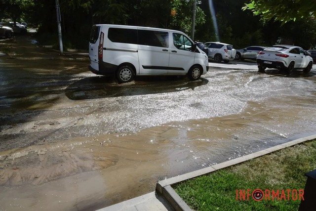 В Днепре на улице Короленко произошла масштабная утечка воды: дороги превратились в бурные реки