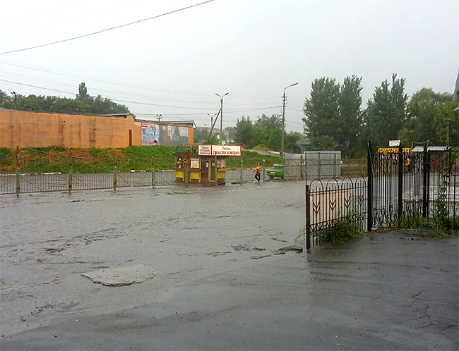 Сильнейший ливень снова привел к подтопленнию улиц Днепродзержинска