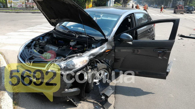 В Каменском на перекрестке столкнулись