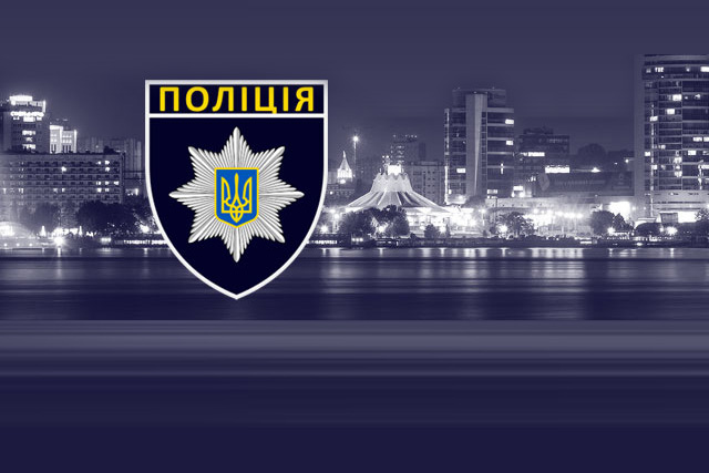 Поліцейські Кам’янського повернули додому 6-річного хлопчика, який ввечері загубився у парку