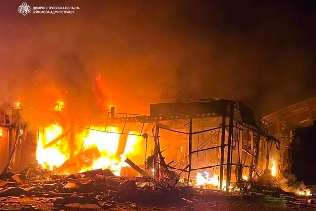 Одна женщина погибла, трое ранены. Враг ночью атаковал 5 АЗС на Днепропетровщине