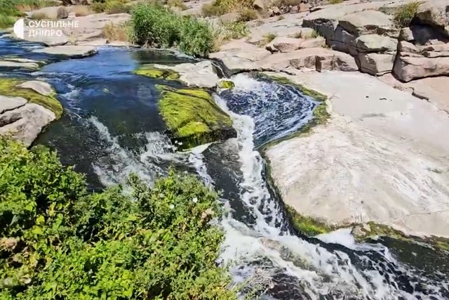 Унікальні рожеві граніти й «ванни-джакузі». Токівський водоспад на Дніпропетровщині як місце для літнього відпочинку