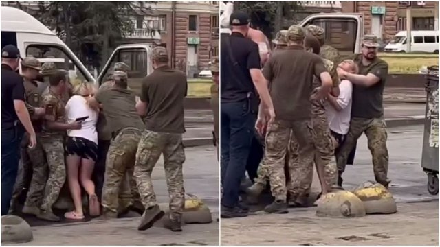 Один із чоловіків у військовій формі душить дівчину, інший — тримає предмет, схожий на пістолет. olega1010/Instagram. Скриншоти з відео Дівчину душили, в авто ТЦК кидали каміння: деталі сутички між військовими та містянами біля залізничного вокзалу Дніпра