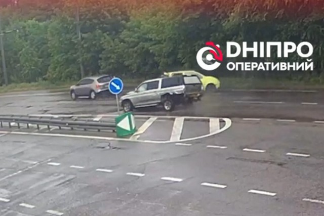 У Дніпрі на Запорізькому шосе Daewoo виїхав на узбіччя після зіткнення з позашляховиком: відео
