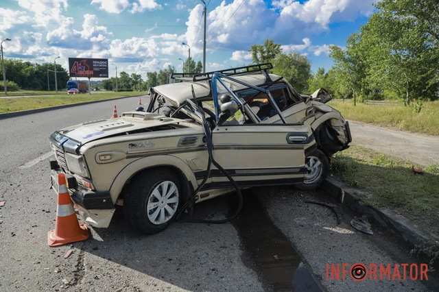 В Днепре возле Южного моста столкнулись фура DAF и Lada: два человека в больнице