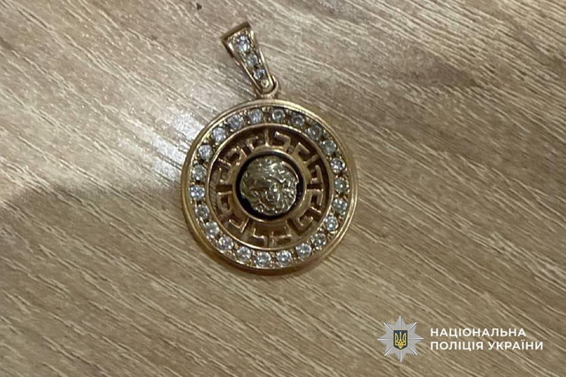 Пограбували жінку посеред вулиці: поліція Дніпра затримала двох підозрюваних