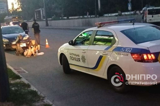 У Дніпрі на Калиновій двоє пішоходів потрапили під колеса Renault