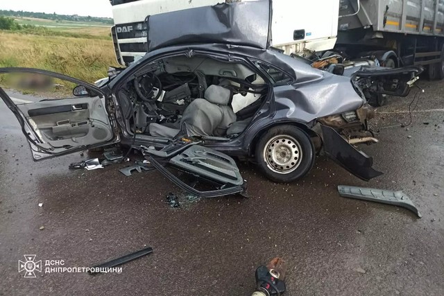На Дніпропетровщині надзвичайники деблокували тіло водія з понівеченого в наслідок ДТП автомобіля