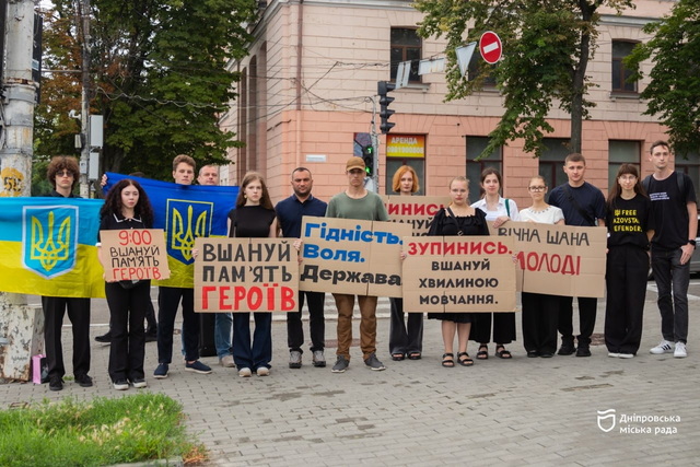 У Дніпрі до Дня Української Державності молодь вшанувала пам’ять полеглих захисників і захисниць