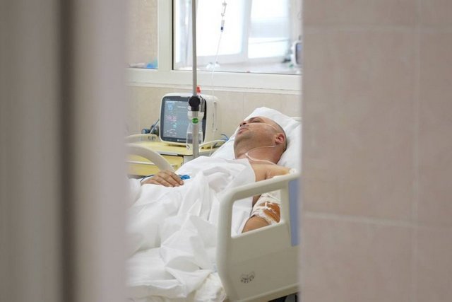 Поранений рятувальник Олег відпочиває у палаті. Суспільне Дніпро «Возле меня лежал гражданский, который меня накрыл»: в больнице на Днепропетровщине спасают раненого ГСЧСника