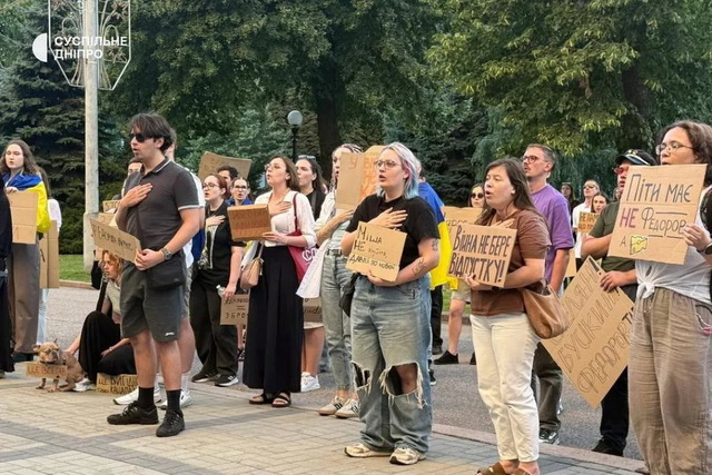 Вечером 16 июля в Днепре второй раз за день прошел митинг против увольнения Федорова: люди требовали от Зеленского отставки Сырского