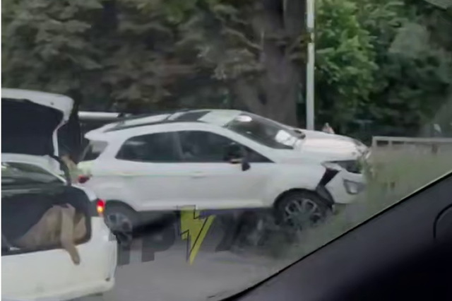 У Дніпрі на Панікахи Ford зніс паркан й вилетів на узбіччя після зіткнення з Volkswagen