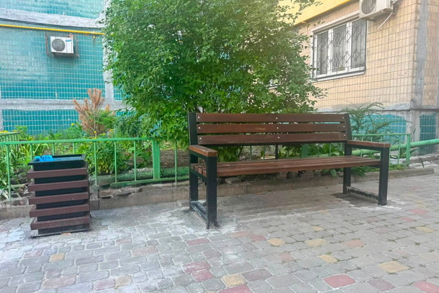 В Днепре продолжают устанавливать новые лавочки и урны