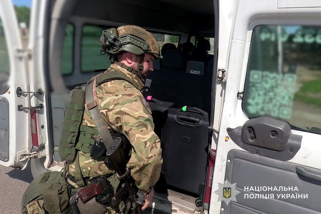 Экипаж полиции «Белый ангел» помог многодетной семье и пожилой женщине из Вышетарасовки выехать из-под постоянных обстрелов