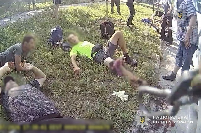 Полицейские показали, как спасали тяжелораненых после удара FPV-дрона по автобусу в Марганце (видео с бодикамер)