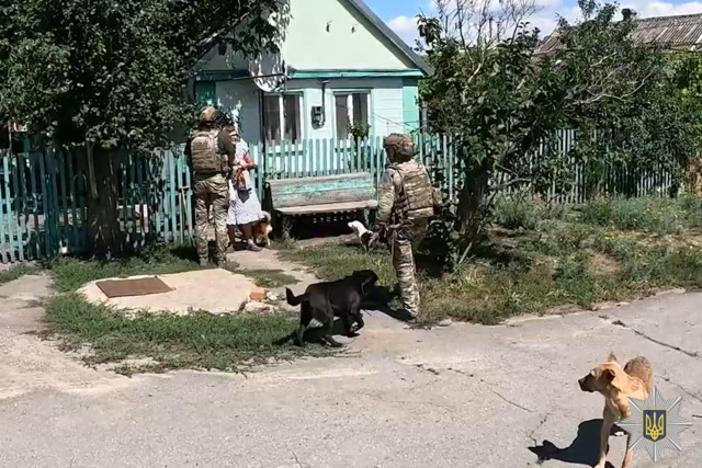 Жизнь за 15 километров до линии фронта: полицейские «Белые ангелы» призывают жителей Синельниковского района эвакуироваться