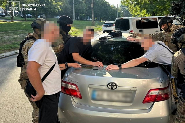 В Днепре жестоко избили волонтера и украли средства для ВСУ – троим мужчинам сообщено о подозрении